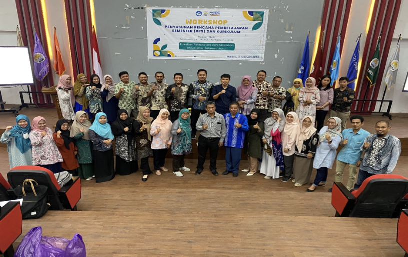 Pemateri bersama pimpinan dan dosen Fakultas Peternakan dan Perikanan Universitas Sulawesi Barat seusai kegiatan Workshop Penyusunan RPS dan Kurikulum di Gedung Teater Kampus Unsulbar, 17 Februari 2024.