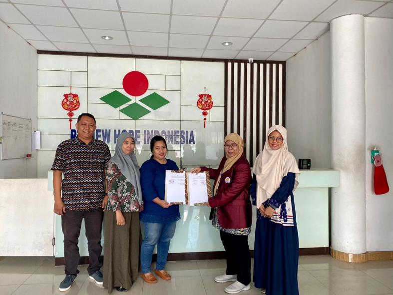 Penyerahan dokumen Perjanjian Kerja Sama antara Fakultas Peternakan dan Perikanan Universitas Sulawesi Barat dengan PT New Hope Indonesia Makassar sebagai dasar pelaksanaan program magang/Praktik Kerja Lapang mahasiswa Program Studi Peternakan.