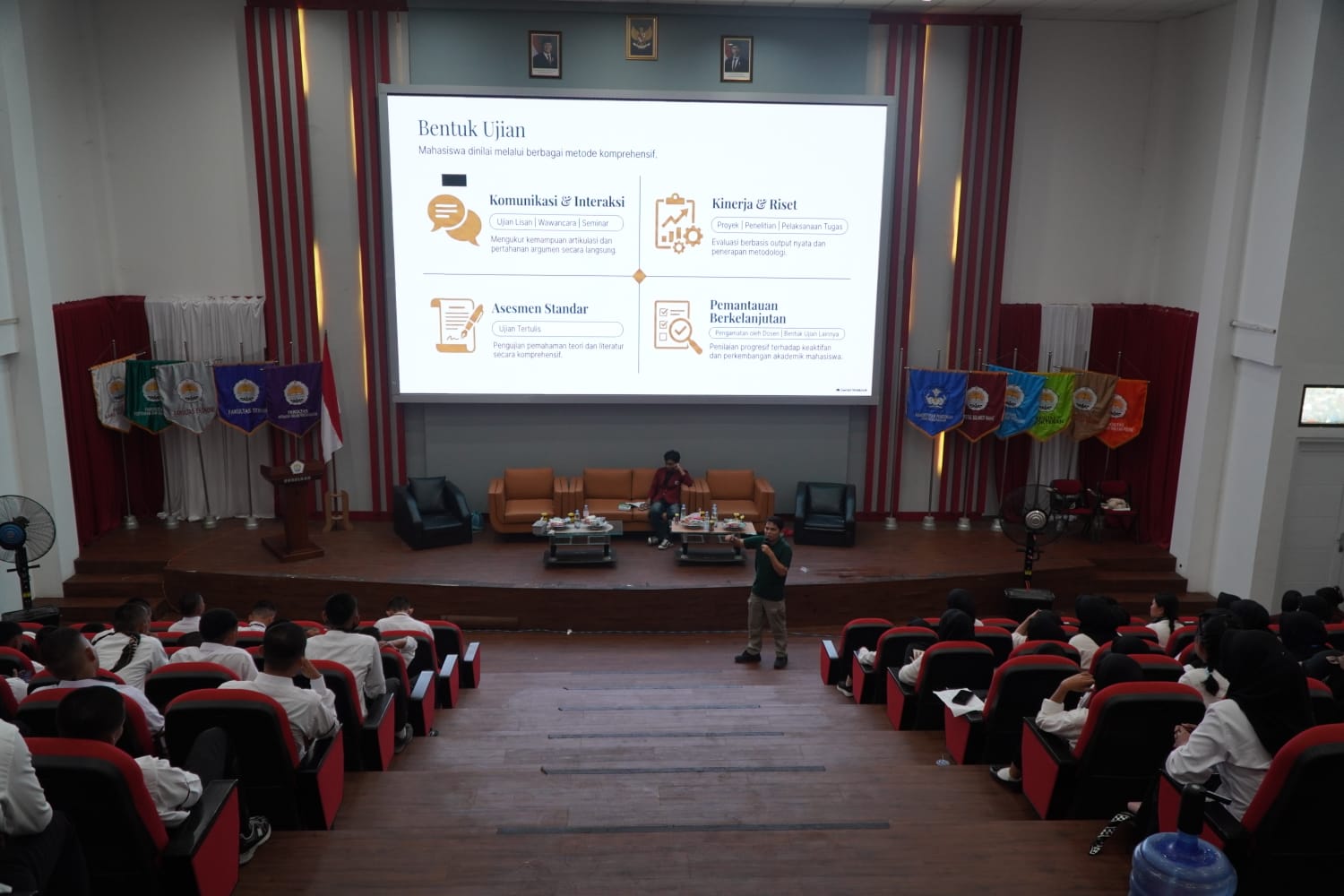 Suasana pemaparan materi akademikdan pemanfaatan teknologi kepada mahasiswa baru di Gedung Theater