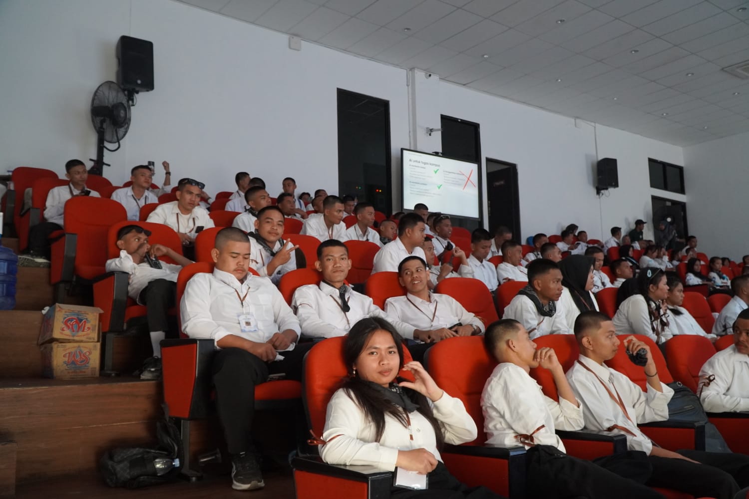 Antusiasme mahasiswa baru saat menyimak rangkaian materi