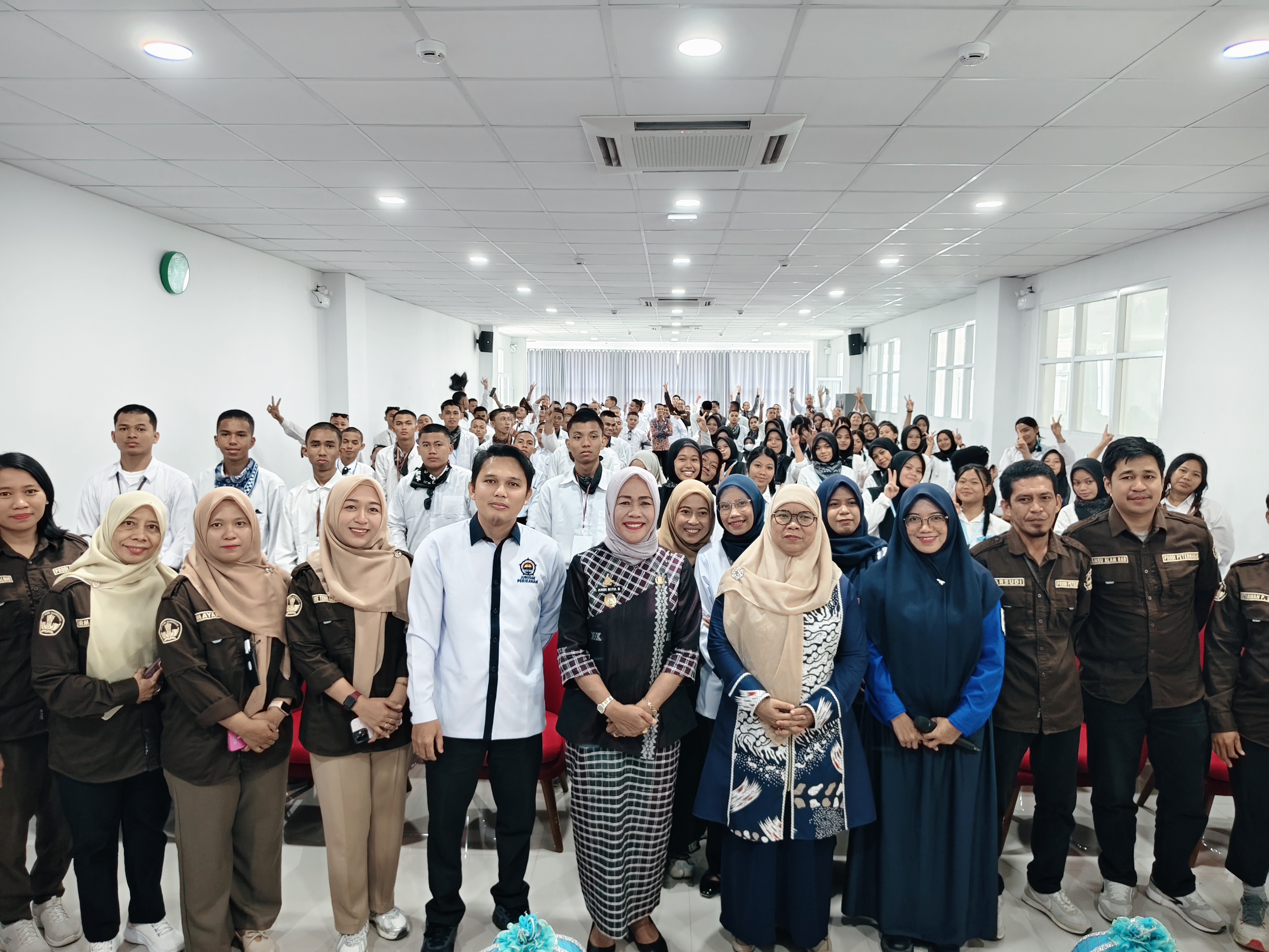 Sesi foto bersama Wakil Bupati Majene bersama jajaran pimpinan, dosen, dan mahasiswa baru Fapetkan Unsulbar